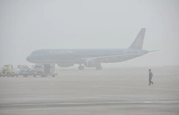18 chuyến bay cất, hạ cánh không đúng kế hoạch do sương mù dày đặc tại sân bay Nội Bài - Ảnh 1.
