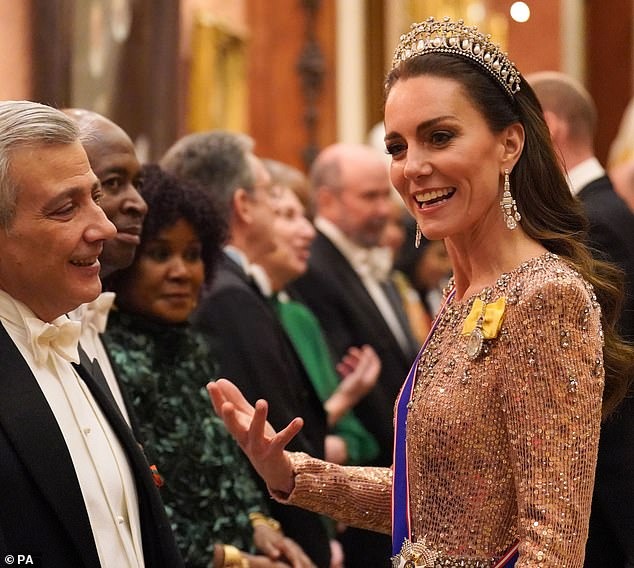 Vương phi Kate rạng rỡ trong bức ảnh chân dung mới nhất của Vương thất Anh, đội chiếc vương miện từng khiến mẹ chồng quá cố đau đầu - Ảnh 3.