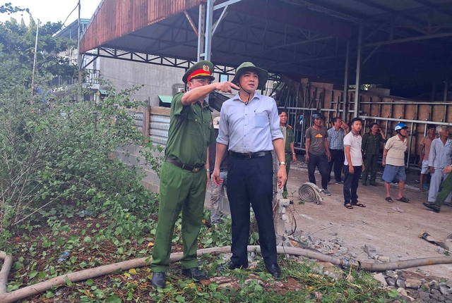 Đang cháy lớn tại xưởng đóng tàu ở Phan Thiết, lãnh đạo Bình Thuận rời họp đến hiện trường - Ảnh 5.