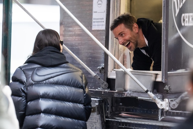 Bradley Cooper được cả t&igrave;nh cũ Irina Shayk v&agrave; người y&ecirc;u mới Gigi Hadid đến ủng hộ khi khởi nghiệp b&aacute;n đồ ăn - Ảnh 4.