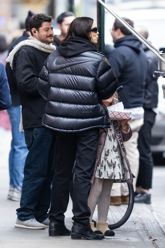 Bradley Cooper được cả t&igrave;nh cũ Irina Shayk v&agrave; người y&ecirc;u mới Gigi Hadid đến ủng hộ khi khởi nghiệp b&aacute;n đồ ăn - Ảnh 3.