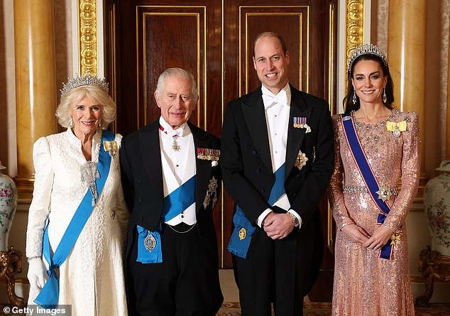Vương phi Kate rạng rỡ trong bức ảnh chân dung mới nhất của Vương thất Anh, đội chiếc vương miện từng khiến mẹ chồng quá cố đau đầu - Ảnh 1.