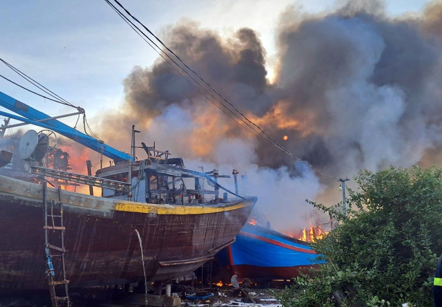 Đang cháy lớn tại xưởng đóng tàu ở Phan Thiết, lãnh đạo Bình Thuận rời họp đến hiện trường - Ảnh 3.