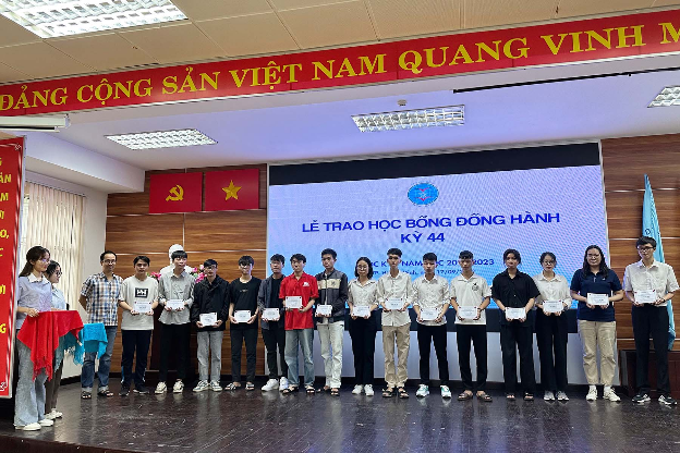  Hơn 2 thập kỷ đồng hành để trao quyền được ước mơ cho sinh viên Việt Nam, lan tỏa tinh thần “lá lành đùm lá rách” vượt biên giới  - Ảnh 2.