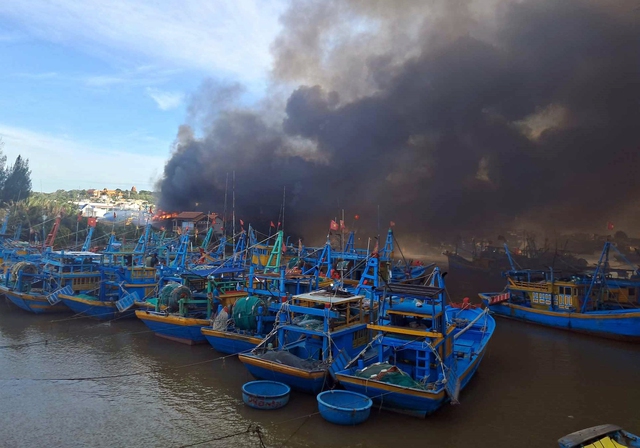 Đang cháy lớn tại xưởng đóng tàu ở Phan Thiết, lãnh đạo Bình Thuận rời họp đến hiện trường - Ảnh 1.
