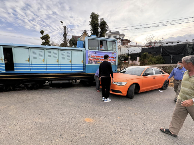 Cao Thái Sơn và gia đình gặp tai nạn giao thông nghiêm trọng ở Đà Lạt, tình hình ra sao khi xe bị tàu hỏa tông? - Ảnh 1.