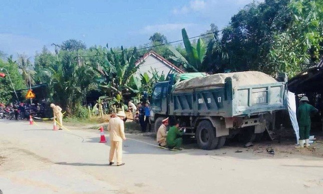 Va chạm với xe tải, nữ sinh lớp 6 tử vong - Ảnh 1.