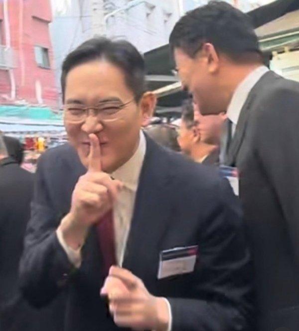 Chủ tịch Samsung 'gây bão' với bức ảnh chưa từng có, khiến netizen Hàn vô cùng tò mò một điều