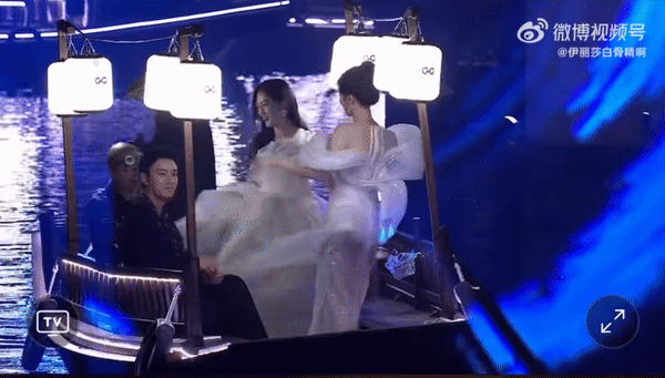 Khoảnh khắc c&oacute; 1-0-2 tại sự kiện GQ: Dương Mịch - Ngh&ecirc; Ni đọ sắc bất ph&acirc;n thắng bại, Dương Si&ecirc;u Việt - Tạ Na quẩy kh&ocirc;ng m&agrave;ng h&igrave;nh tượng - Ảnh 8.