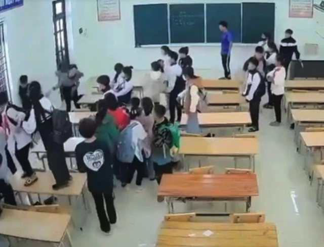 C&ocirc; gi&aacute;o bị học sinh n&eacute;m d&eacute;p: Lỗi lớn nhất thuộc về hiệu trưởng - Ảnh 1.