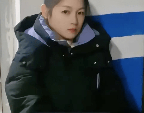 Ph&aacute;t hiện nữ sinh trốn học, b&aacute;c bảo vệ giữ lại để b&aacute;o c&aacute;o với nh&agrave; trường, danh t&iacute;nh thật của em n&agrave;y sau đ&oacute; khiến b&aacute;c xin lỗi vội - Ảnh 1.