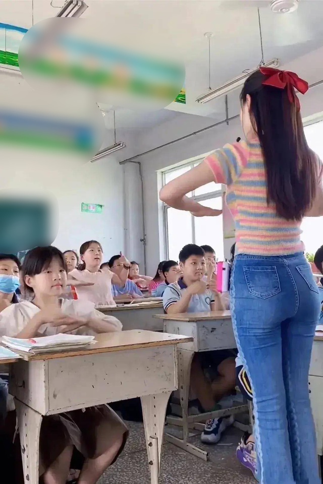 Cô giáo khổ sở vì bóng lưng quá đẹp, chỉ diện quần jeans thôi đã khiến dân mạng phải tranh cãi - Ảnh 2.