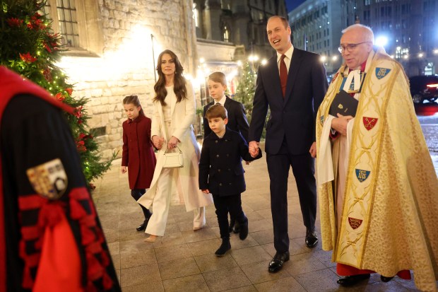 Gia đình William và Kate 'gây bão' khi cùng xuất hiện trước truyền thông, hoàng tử út chiếm spotlight với khoảnh khắc hài hước