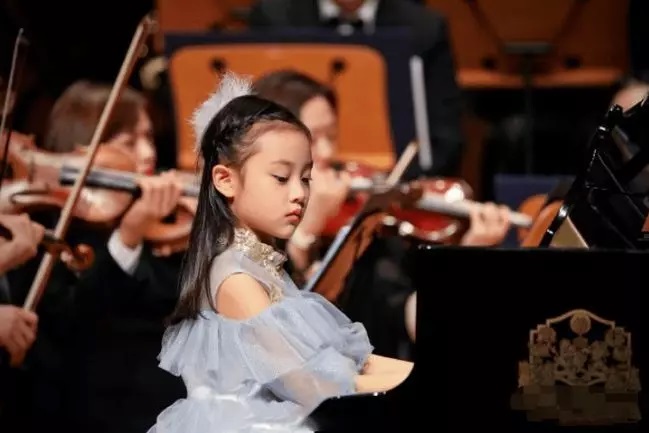 Con g&aacute;i của L&yacute; Tiểu Lộ - Giả N&atilde;i Lượng: Được bố cho học trường qu&yacute; tộc tiền tỷ/năm nhưng ở trường bị bắt nạt v&igrave; nguy&ecirc;n do n&agrave;y - Ảnh 1.