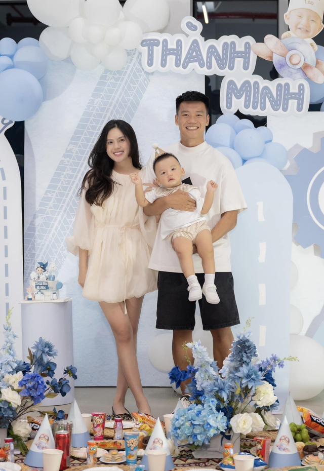 Thành Chung chụp trộm vợ mặt mộc mải mê làm cây thông noel lúc nửa đêm, nhan sắc vẫn phải chấm 10 điểm - Ảnh 5.