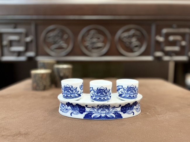 Chén nước trên bàn thờ có ý nghĩa gì? Cách dùng 3 chén và 5 chén có gì khác nhau? - Ảnh 2.