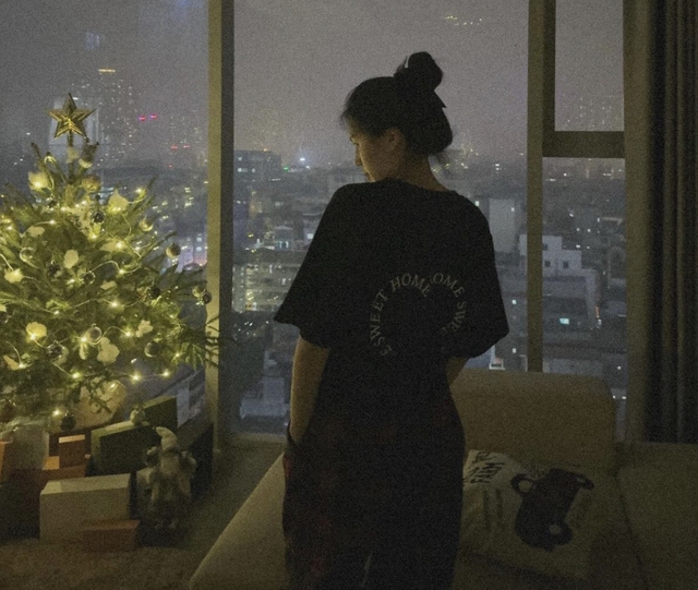 Thành Chung chụp trộm vợ mặt mộc mải mê làm cây thông noel lúc nửa đêm, nhan sắc vẫn phải chấm 10 điểm - Ảnh 4.