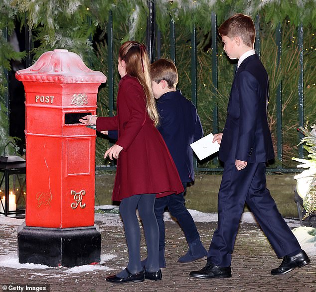 Gia đình William - Kate gây bão khi cùng xuất hiện trước truyền thông, Hoàng tử út lại chiếm spotlight với khoảnh khắc hài hước - Ảnh 4.