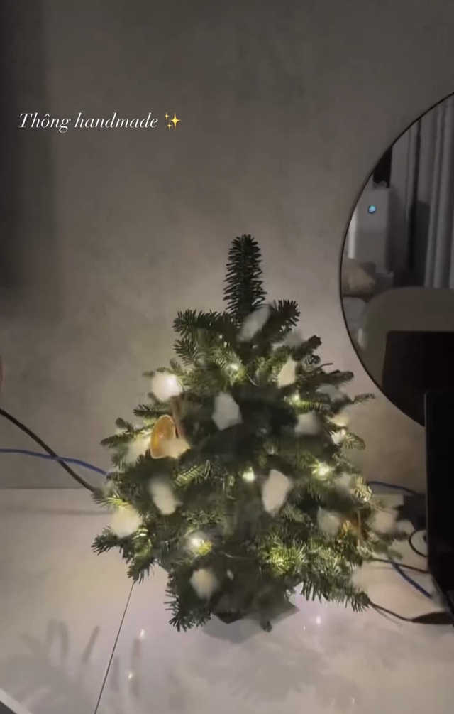 Thành Chung chụp trộm vợ mặt mộc mải mê làm cây thông noel lúc nửa đêm, nhan sắc vẫn phải chấm 10 điểm - Ảnh 3.