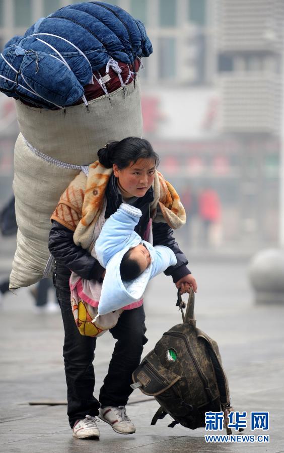 Bức ảnh 'Xuân Vân mùa Tết' từng khiến triệu trái tim rung động: Người mẹ trẻ 'cõng núi trên lưng, ôm hy vọng' xuất hiện sau 13 năm?