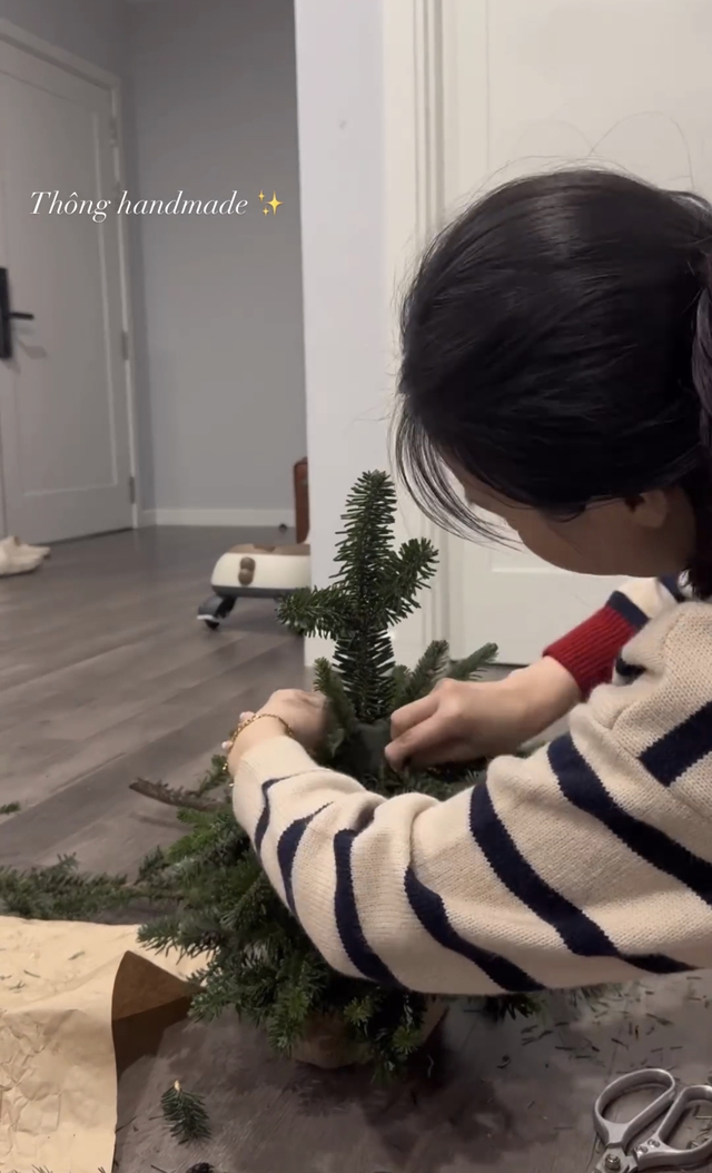 Thành Chung chụp trộm vợ mặt mộc mải mê làm cây thông noel lúc nửa đêm, nhan sắc vẫn phải chấm 10 điểm - Ảnh 2.