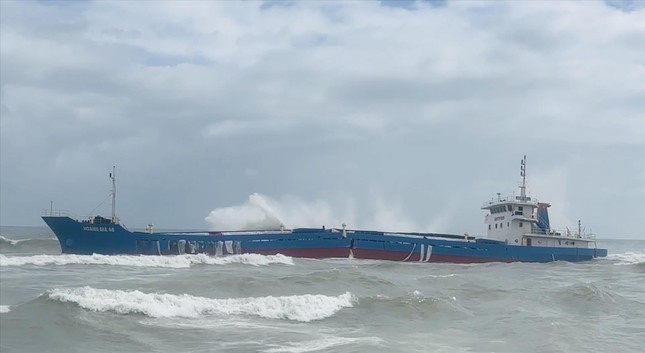 Tàu vận tải Hoàng Gia 46 gặp nạn trên biển: Chốt phương án hút 8.000 lít dầu - Ảnh 1.