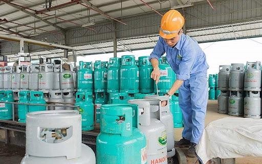 Giá gas tăng mạnh, gần 500.000 đồng/bình 12 kg - Ảnh 1.