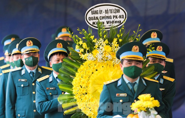 Xúc động lễ tang thiếu tá phi công Trần Ngọc Duy - Ảnh 2.