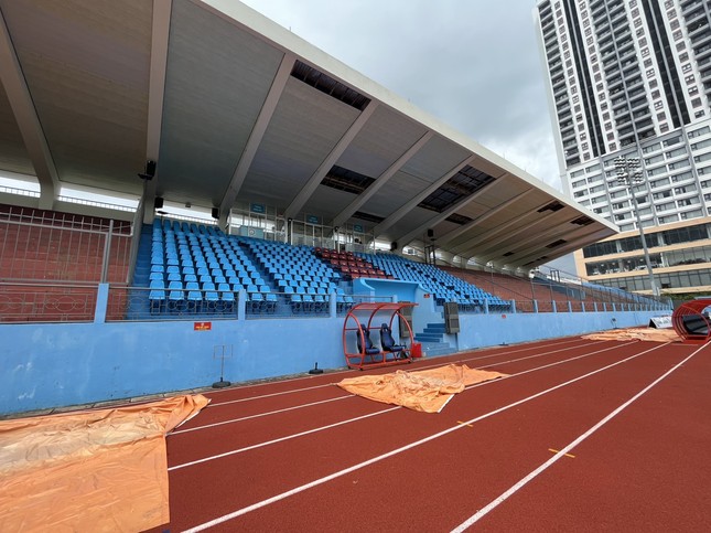 Sân Khánh Hoà thi đấu thiếu ánh sáng trong ngày khai mạc V-League 2023 - Ảnh 4.