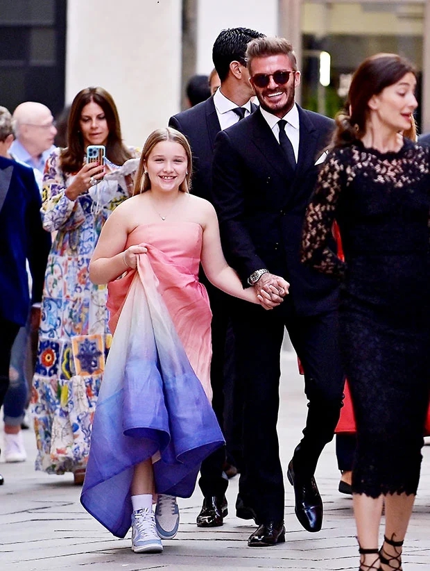 Victoria Beckham cho con gái 11 tuổi mặc váy quây, cư dân mạng chỉ trích - Ảnh 4.