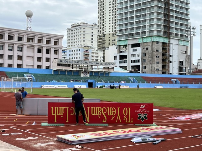 Sân Khánh Hoà thi đấu thiếu ánh sáng trong ngày khai mạc V-League 2023 - Ảnh 2.