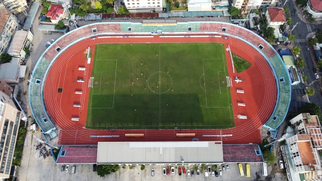 Sân Khánh Hoà thi đấu thiếu ánh sáng trong ngày khai mạc V-League 2023 - Ảnh 1.