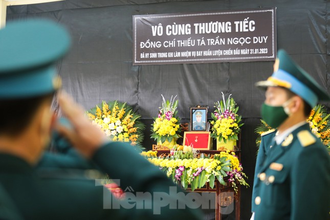 Xúc động lễ tang thiếu tá phi công Trần Ngọc Duy - Ảnh 4.