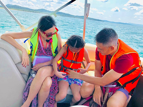 Vợ chồng Thủy Tiên xả kho loạt ảnh xuất ngoại, tình cảm sau hơn thập kỷ bên nhau thể hiện qua chi tiết này - Ảnh 8. Vợ chồng Thủy Tiên xả kho loạt ảnh xuất ngoại, tình cảm sau hơn thập kỷ bên nhau thể hiện qua chi tiết này - Ảnh 8.