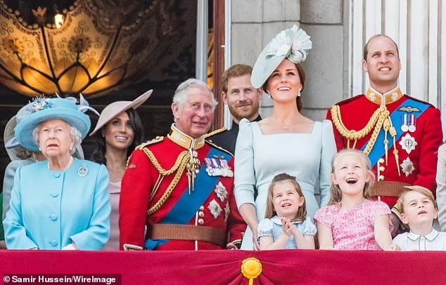 Chỗ ngồi của Harry và Meghan trong lễ đăng cơ Vua Charles - Ảnh 3.