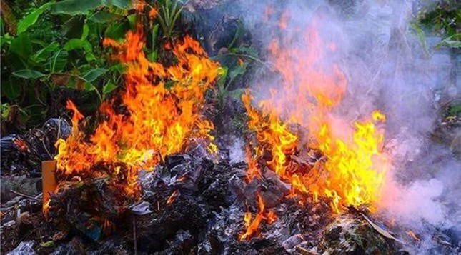 Mang nước ra hố r&aacute;c dập lửa đang ch&aacute;y, người th&acirc;n t&aacute; hỏa ph&aacute;t hiện thi thể cụ &ocirc;ng - Ảnh 1.