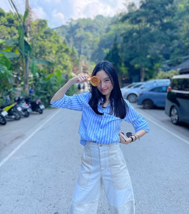 Cách diện áo phông + quần jeans đơn giản mà đẹp dữ dội của mỹ nhân chuyển giới hot nhất Thái Lan Nong Poy - Ảnh 8.