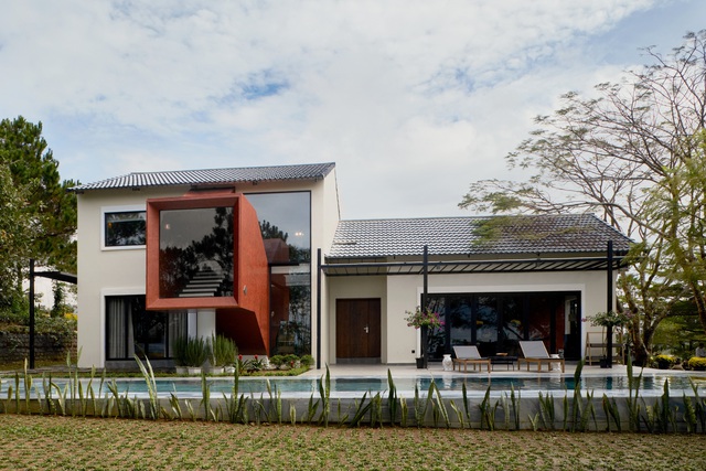 Ngắm trọn biệt thự của Adrian Anh Tuấn - Sơn Đoàn ở Bảo Lộc: Tọa lạc trên mảnh đất 6 hecta, thiết kế chuẩn khu nghỉ dưỡng trong mơ - Ảnh 4.