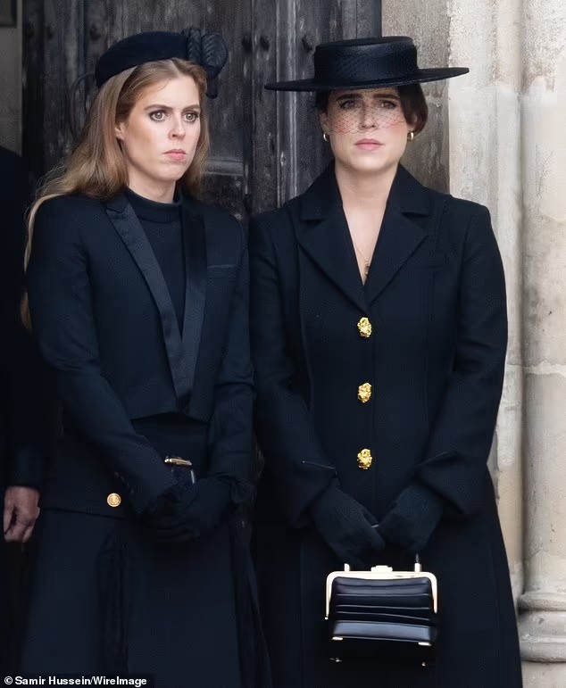 Chỗ ngồi của Harry và Meghan trong lễ đăng cơ Vua Charles - Ảnh 2.