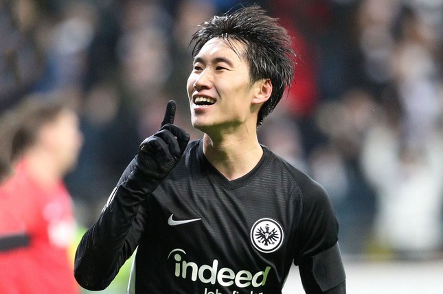 7 &ocirc;ng lớn ở ch&acirc;u &Acirc;u tranh gi&agrave;nh tiền vệ người Nhật - Ảnh 1.