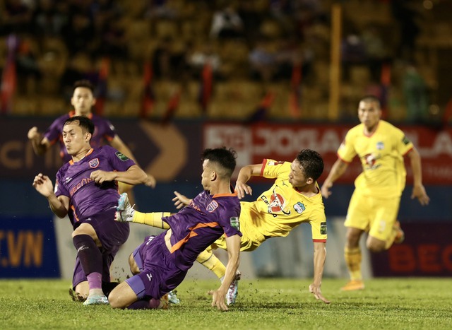 Đụng độ thế lực đầy bất ngờ của V.League 2023, qu&acirc;n bầu Đức gặp kh&oacute;? - Ảnh 3.