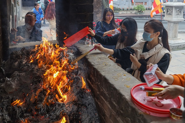 Trước Valentine, chùa Hà lại đông đúc bạn trẻ kéo đến cầu duyên - Ảnh 12.