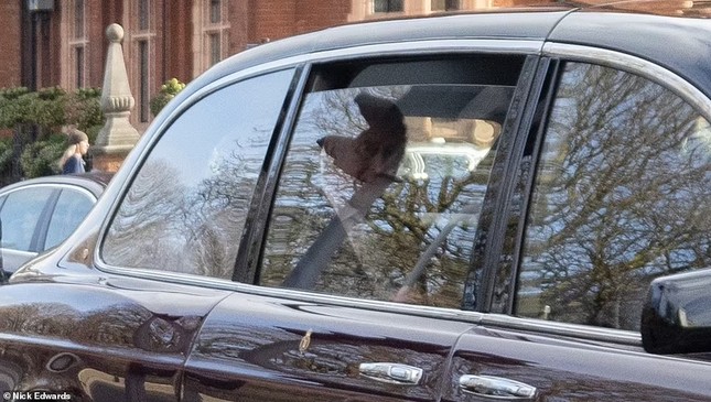 Bức ảnh Vua Charles nh&igrave;n thấy nữ ph&oacute;ng vi&ecirc;n mặc t&aacute;o bạo tr&ecirc;n phố - Ảnh 3.