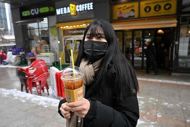 Cà phê kệ thời tiết - Vì sao người Hàn lại tự tin duy trì thói quen Ah-Ah ngược đời này trong cái lạnh -17 độ? - Ảnh 1.