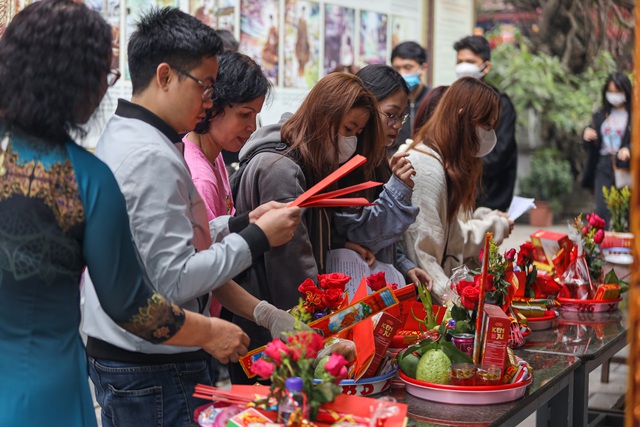 Trước Valentine, chùa Hà lại đông đúc bạn trẻ kéo đến cầu duyên - Ảnh 6.