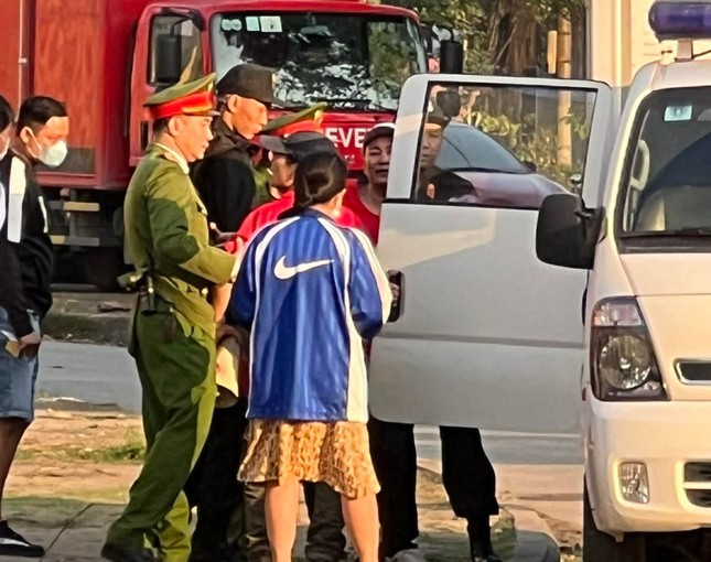 Giấu ph&aacute;o s&aacute;ng trong người, CĐV Hải Ph&ograve;ng bị đưa l&ecirc;n đồn c&ocirc;ng an - Ảnh 1.