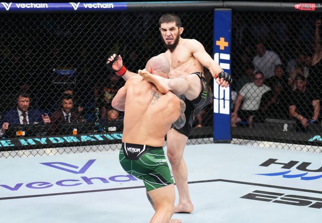 Makhachev đánh bại Volkanovski trong trận đấu lịch sử, bảo vệ thành công đai hạng nhẹ UFC - Ảnh 2.