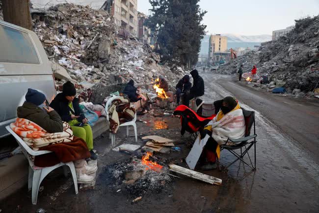 Động đất tại Thổ Nhĩ Kỳ - Syria: Khoảnh khắc y tá liều mình bảo vệ em bé sơ sinh giữa cơn địa chấn 7,8 độ richter khiến nhiều người cảm động - Ảnh 3.