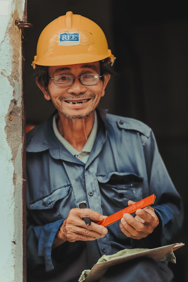 Người thương binh mất 2 chân vẽ móc khóa nhỏ kiếm từng đồng mưu sinh vẫn lạc quan với đời - Ảnh 9.
