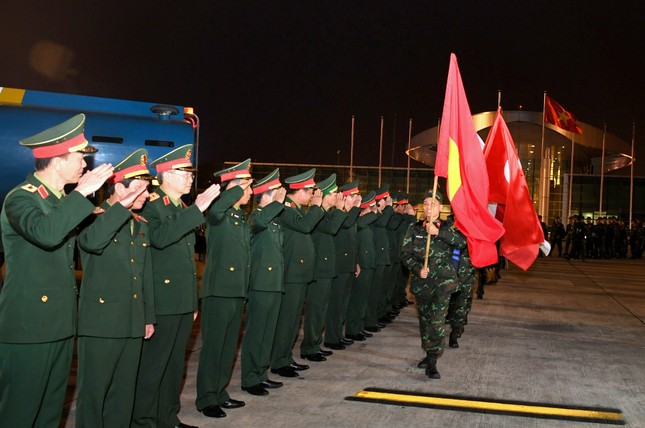 Xúc động hình ảnh người lính Việt Nam tạm biệt đất nước lên đường tới Thổ Nhĩ Kỳ - Ảnh 1.